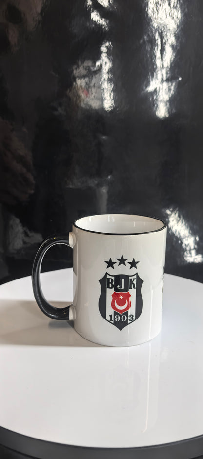 Beşiktaş Tasse-37 Kupa Design-Fanartikel mit Vereinslogo &Pokalstatistik-Geschenk für Beşiktaş-Fans-Schwarz-Weiß Design-1903-Fußball Erfolge