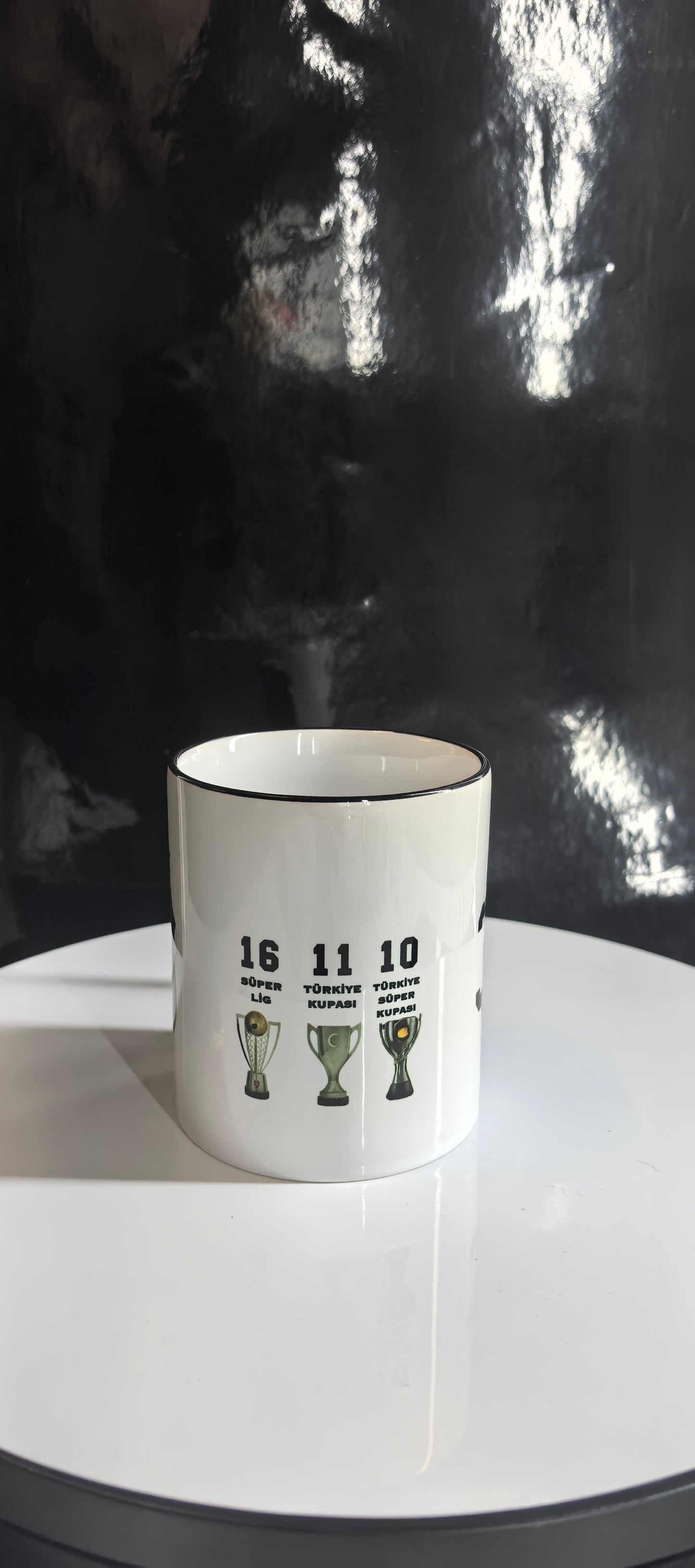 Beşiktaş Tasse-37 Kupa Design-Fanartikel mit Vereinslogo &Pokalstatistik-Geschenk für Beşiktaş-Fans-Schwarz-Weiß Design-1903-Fußball Erfolge