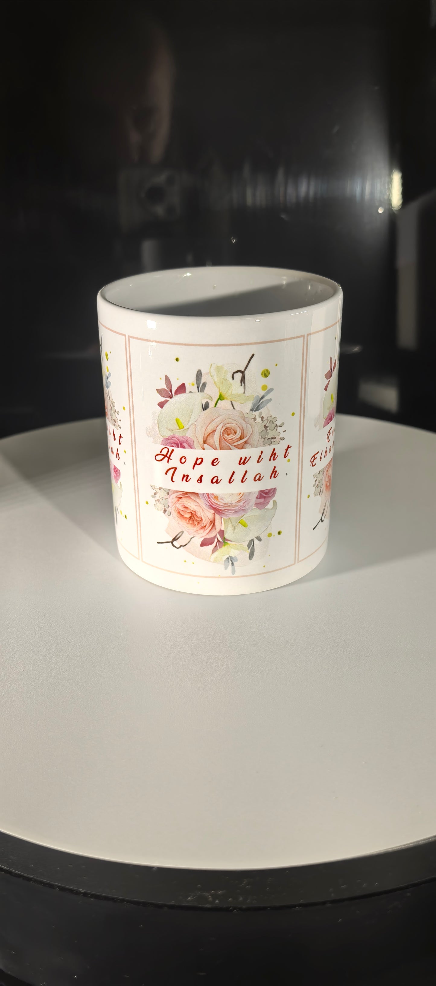Muslimisches Geschenk mit floraler Verzierung-Keramiktasse mit Bismillah-Spruch – Islamisches Design & Blumenmotiv– Floral und Elegant
