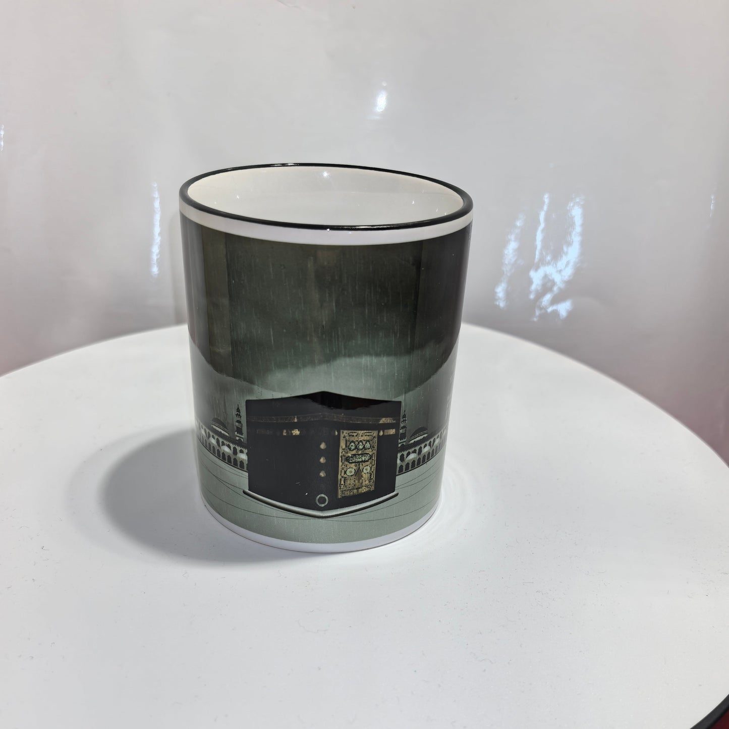 „Keramiktasse mit Kaaba-Motiv – schwarzer Henkel, islamisches Design aus Mekka“