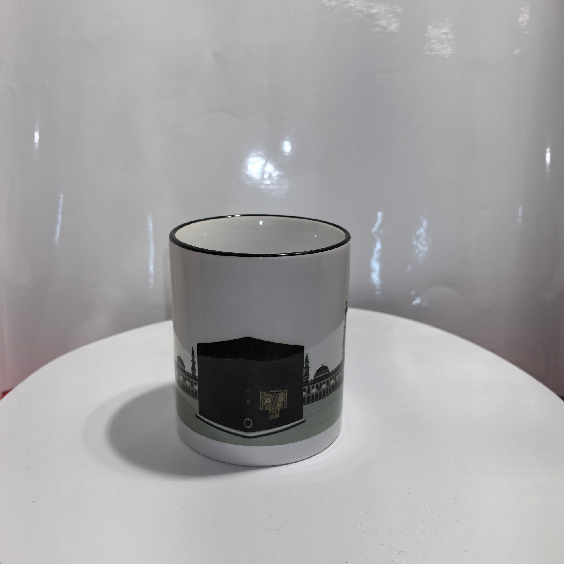 „Keramiktasse mit Kaaba-Motiv – schwarzer Henkel, islamisches Design aus Mekka“