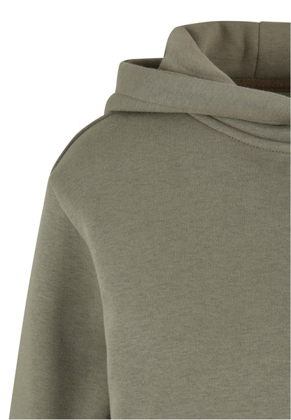 Der Ladies Fluffy Hoody in trendigem Pale Olive setzt ein modisches Statement und passt perfekt zu neutralen oder dunklen Farbtönen.