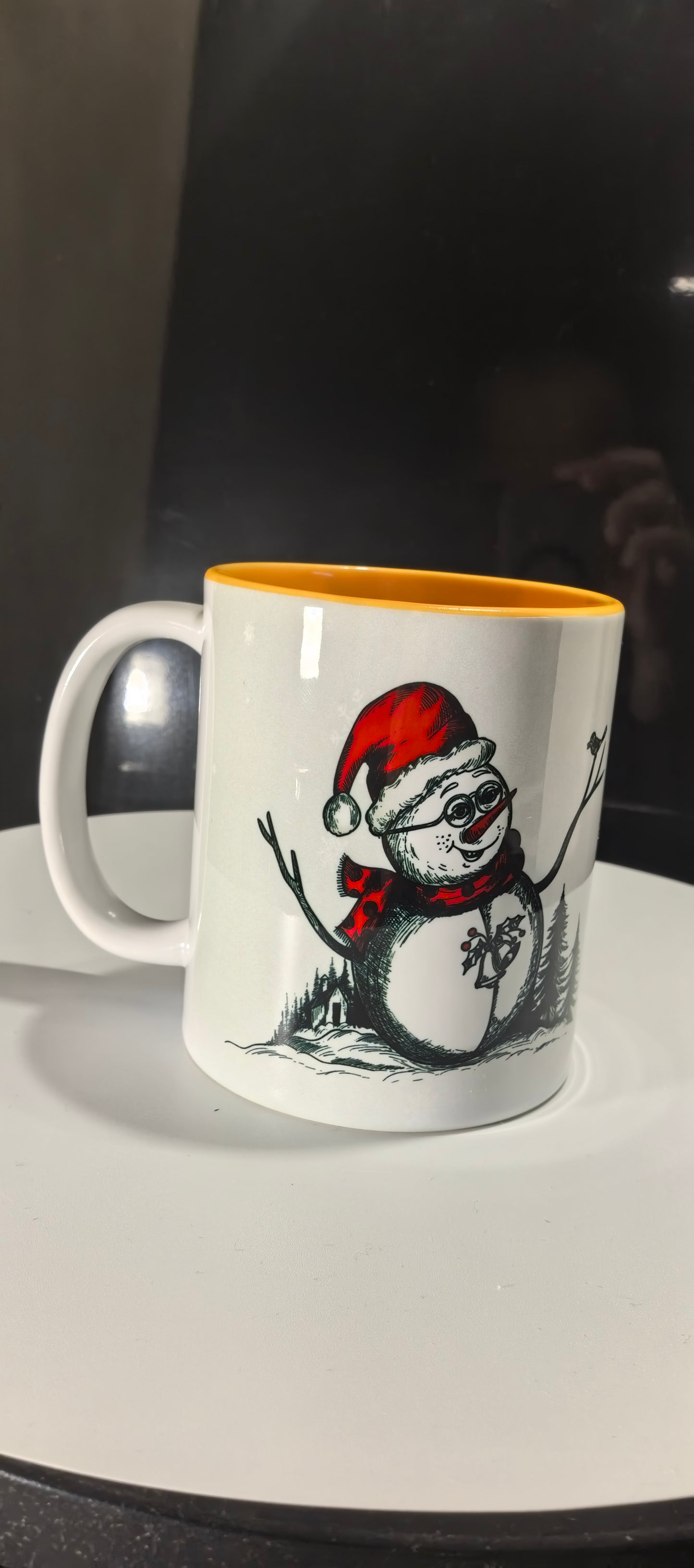 Lustige Schneemann Tasse mit roter Weihnachtsmütze und humorvollem skizzenhaftem Motiv.