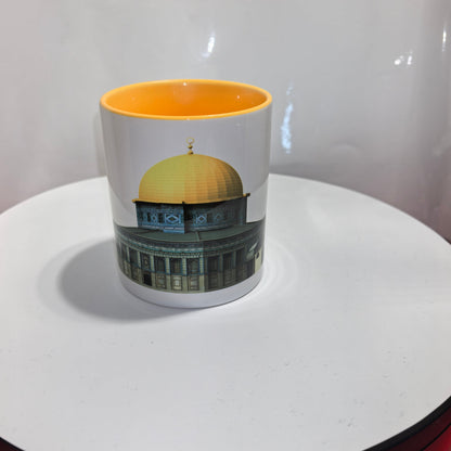 „Keramiktasse mit Felsendom-Motiv – gelber Innenrand, islamisches Design aus Jerusalem“