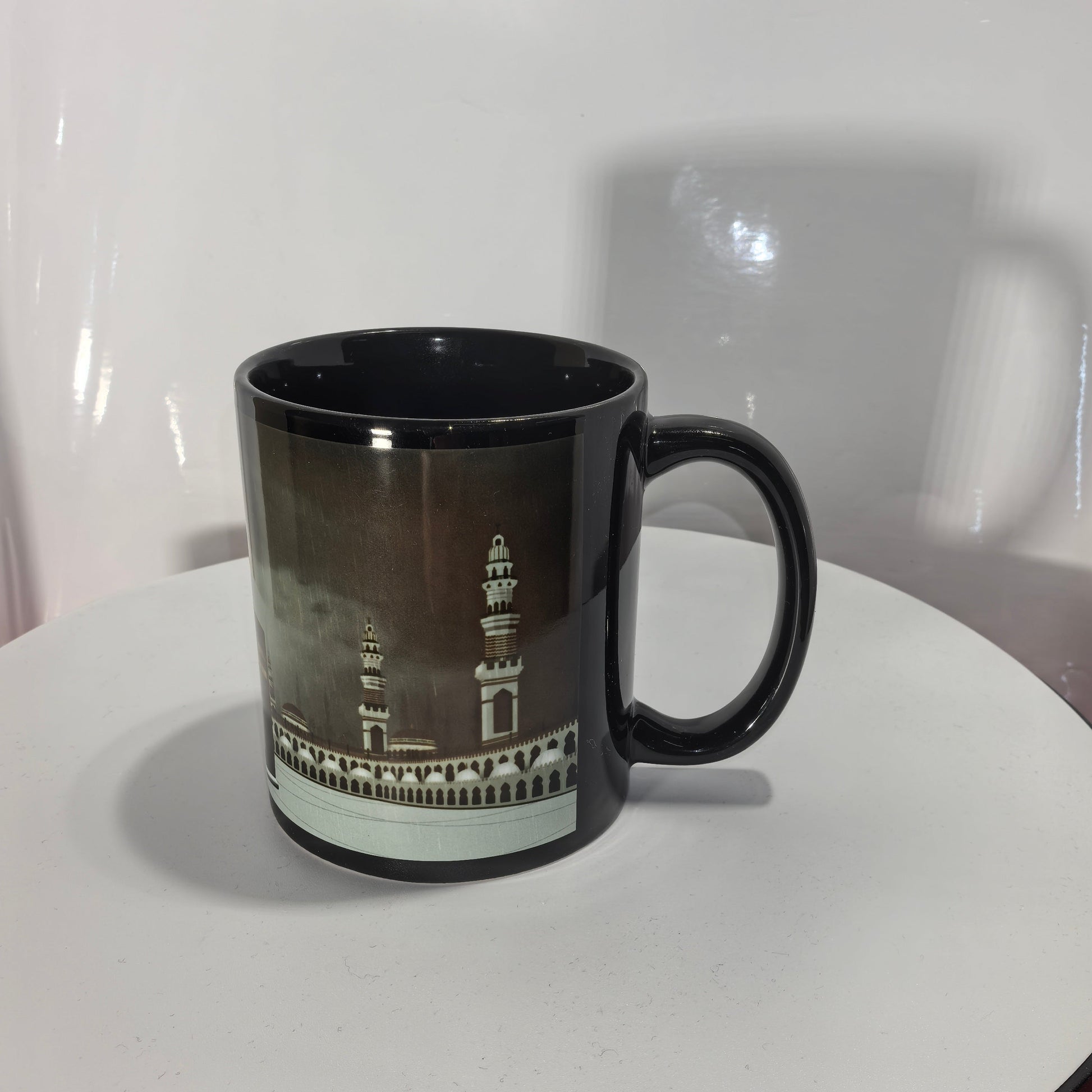 Islamische Tasse mit Abbildung der Kaaba in Mekka.