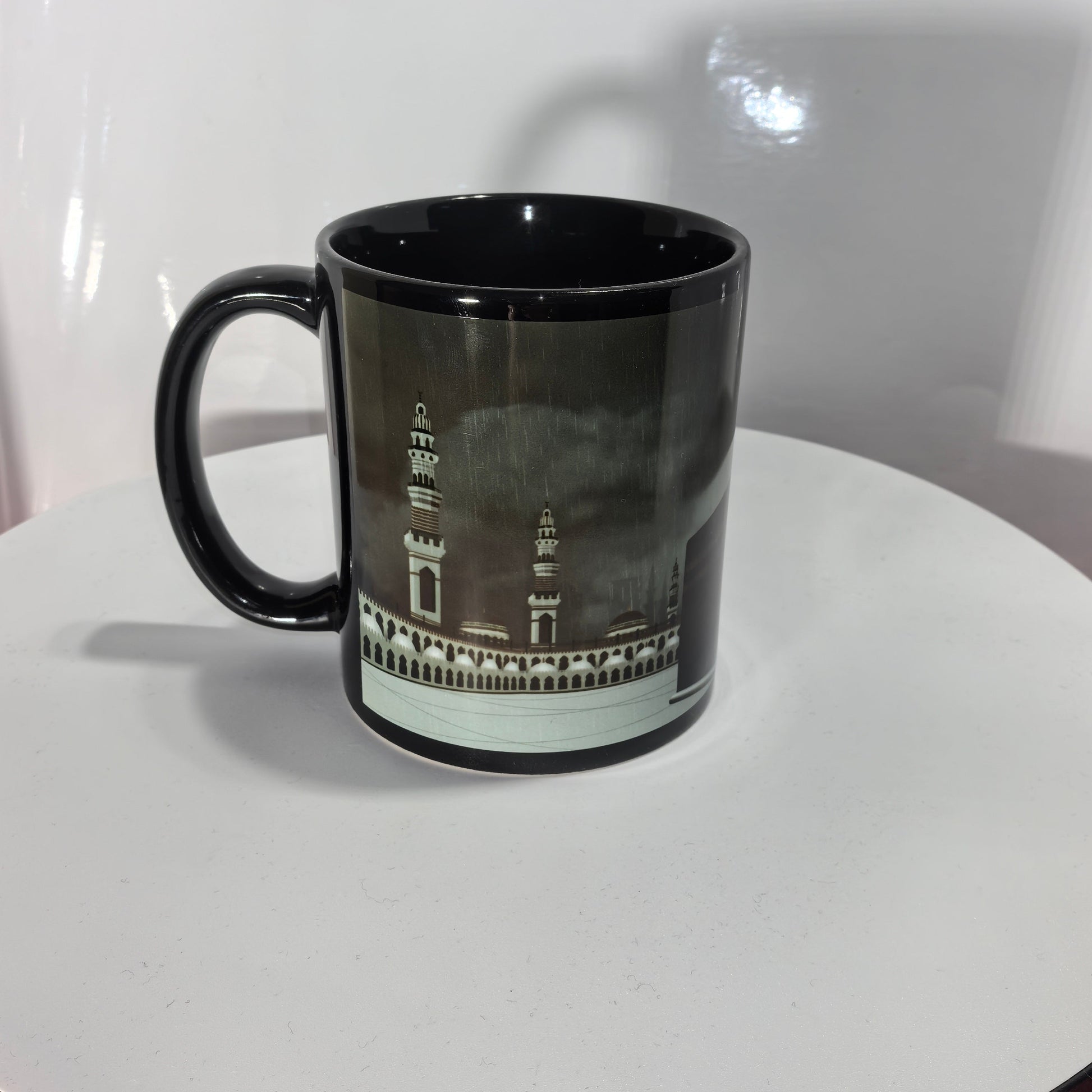 Detailaufnahme Panorama-Druck Mekka auf schwarzer Tasse