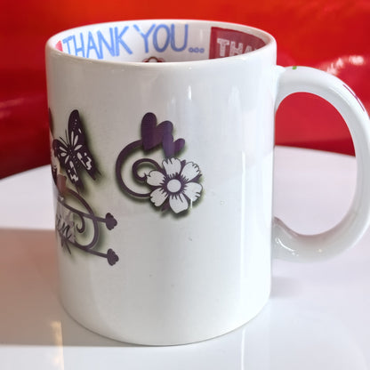 Personalisierte Tasse Anfangsbuchstabe E mit Namen Elif Yalcin und floralen Motiven.