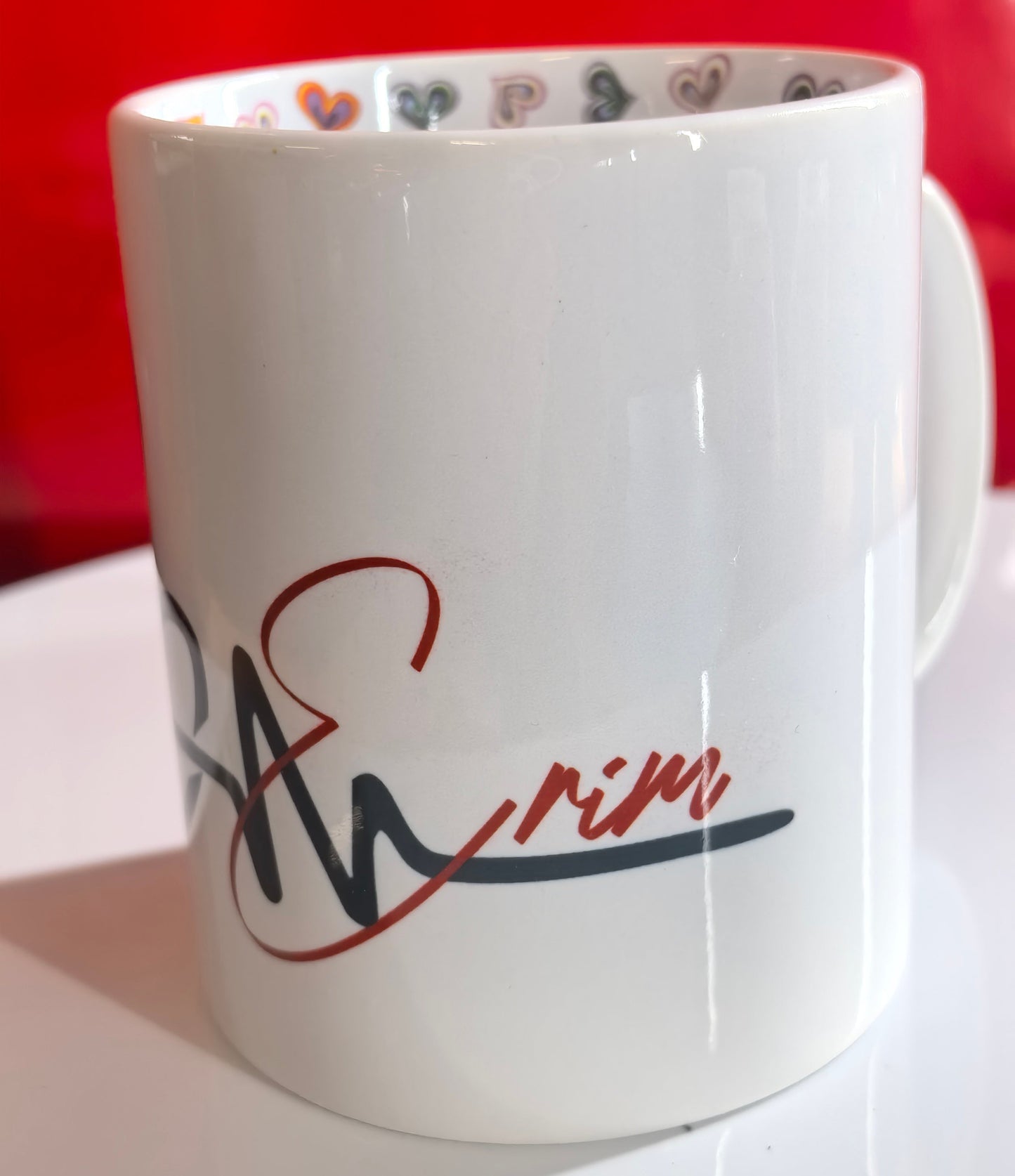 Personalisierte Tasse Herz mit großem roten Herz und Namen Erim & Suzan.