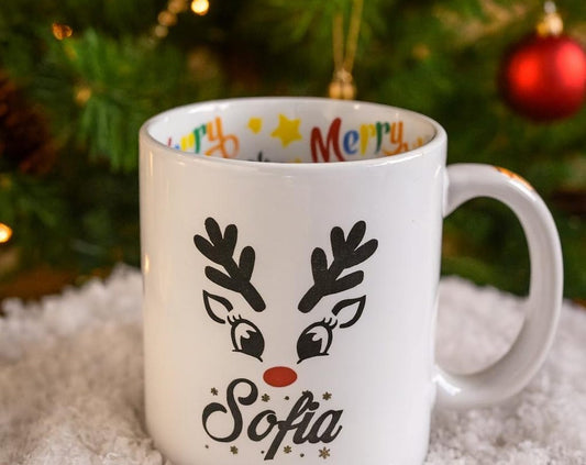 Personalisierte Rentier Tasse mit Namen Sofia und Rudolph-Gesicht. Blick in die bunte Innenseite der Rentier Tasse mit "Merry Christmas" Schriftzug.