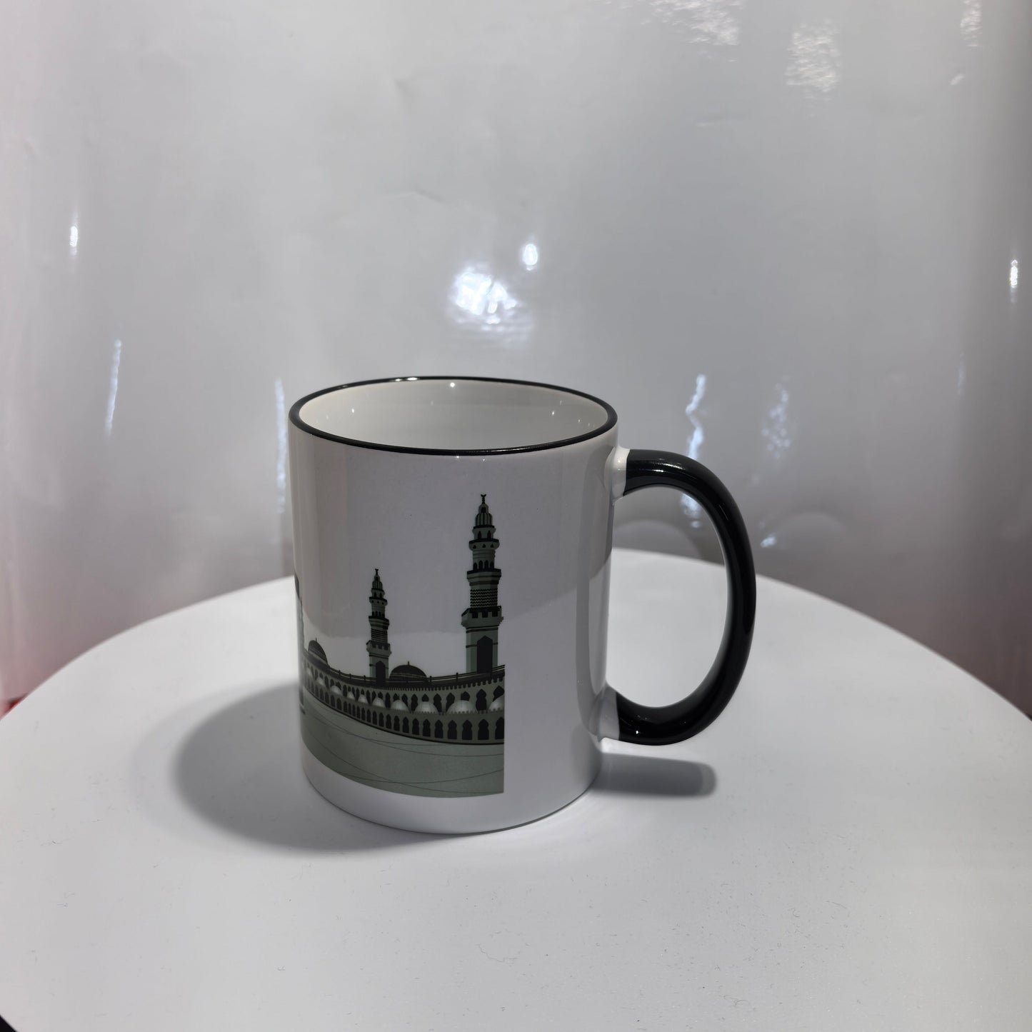 „Islamisch inspirierte Tasse mit Kaaba-Illustration – ideal für Ramadan oder Umrah“