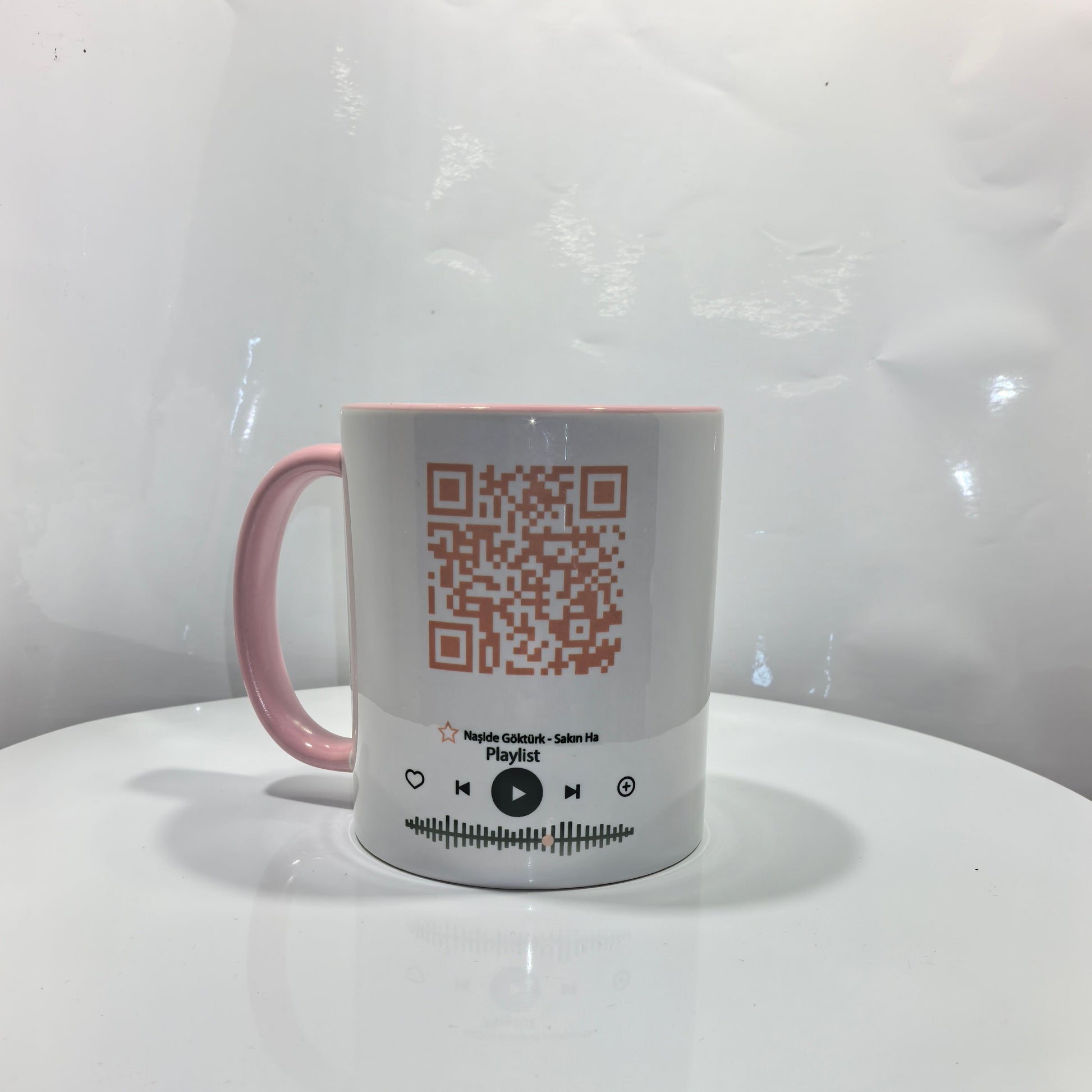 „Personalisierte Tasse mit QR-Code und Lied – Rosa“