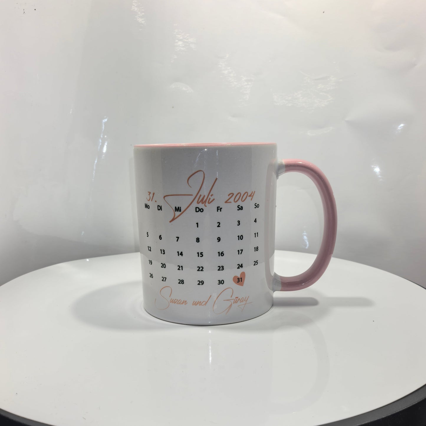 „Personalisierte Tasse mit Kalendermotiv – Rosa“