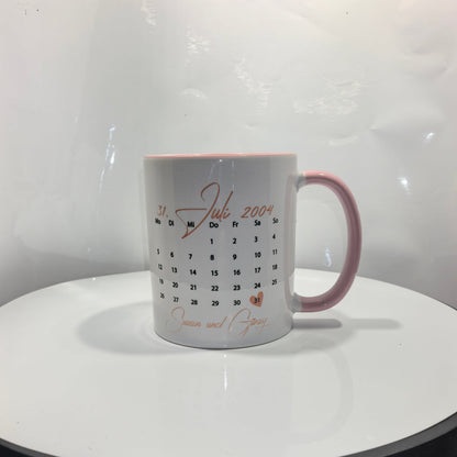 „Personalisierte Tasse mit Kalendermotiv – Rosa“
