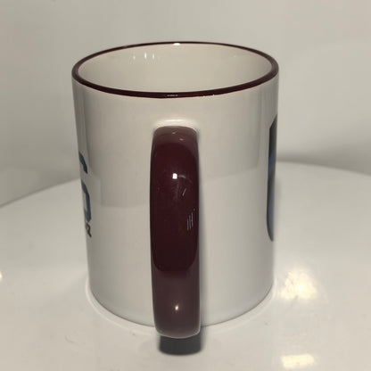 Rückseite: Trabzonspor Fan-Tasse Rückseite – weißer Keramikbecher mit bordeauxrotem Henkel, Seitenansicht