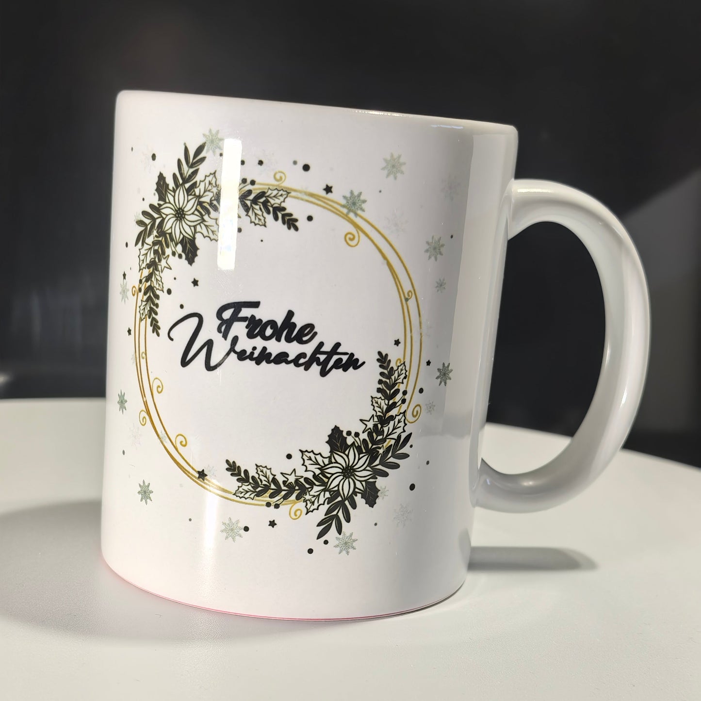 Seite der Weihnachtstasse mit Teilansicht des grünen Kranzes und Sternchen-Muster.