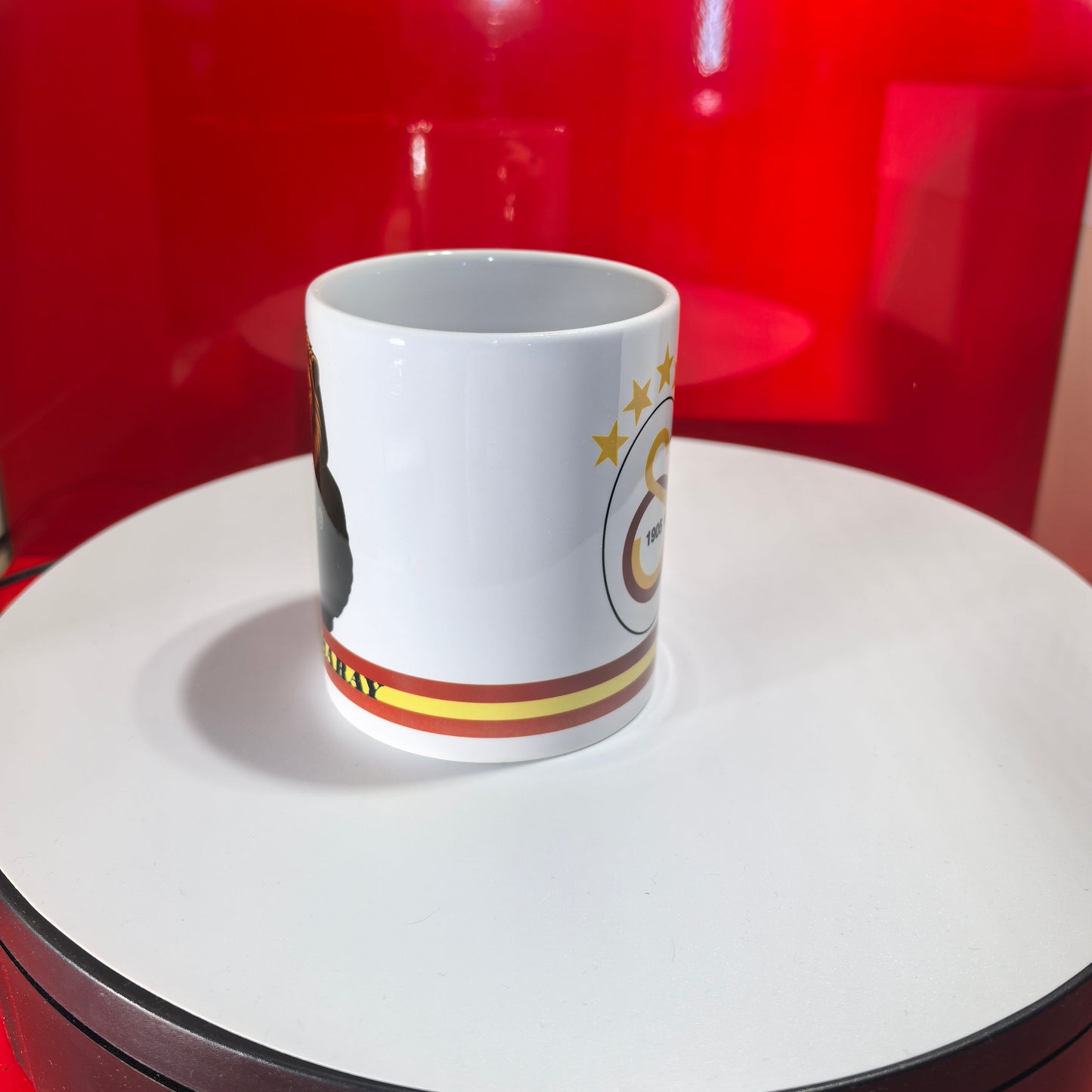Seitenansicht der Galatasaray Tasse, die den Übergang vom Löwen-Motiv zum Logo zeigt.