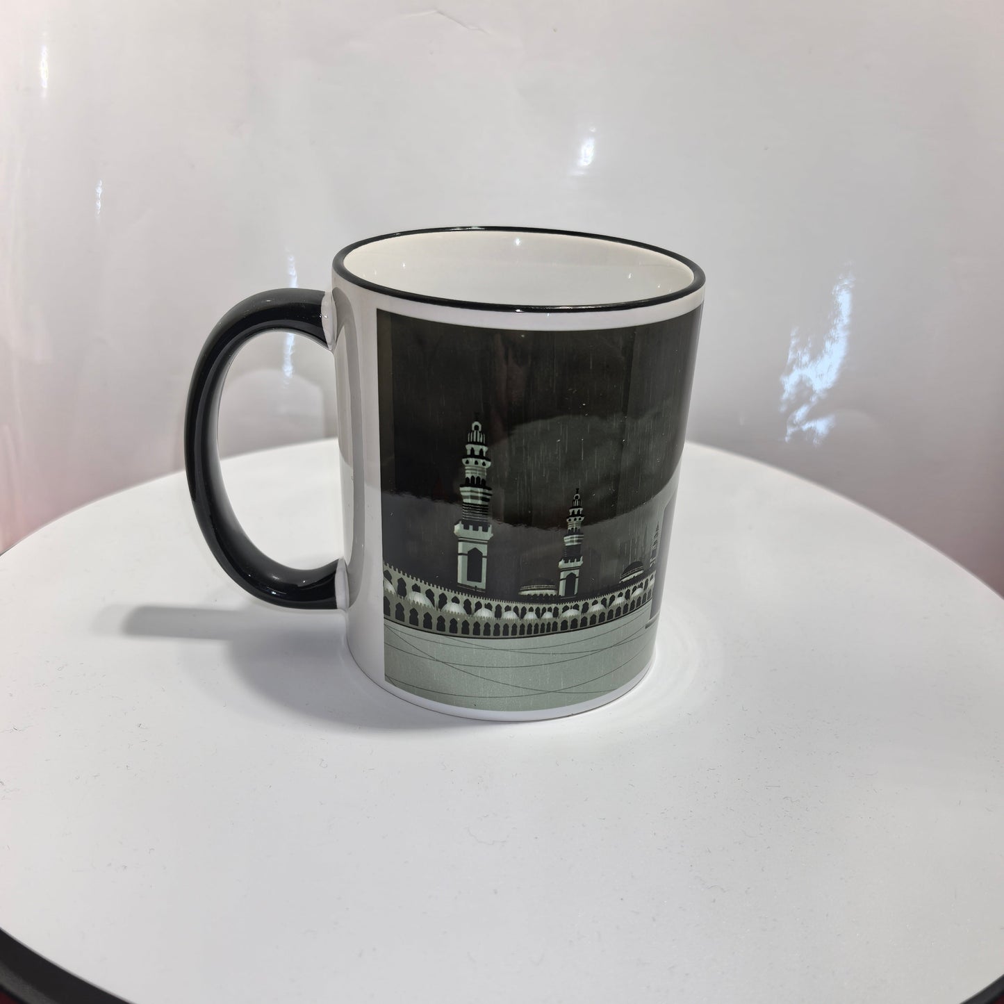 „Detailansicht der Kaaba mit goldener Tür auf weißer Tasse – spirituelles Souvenir“