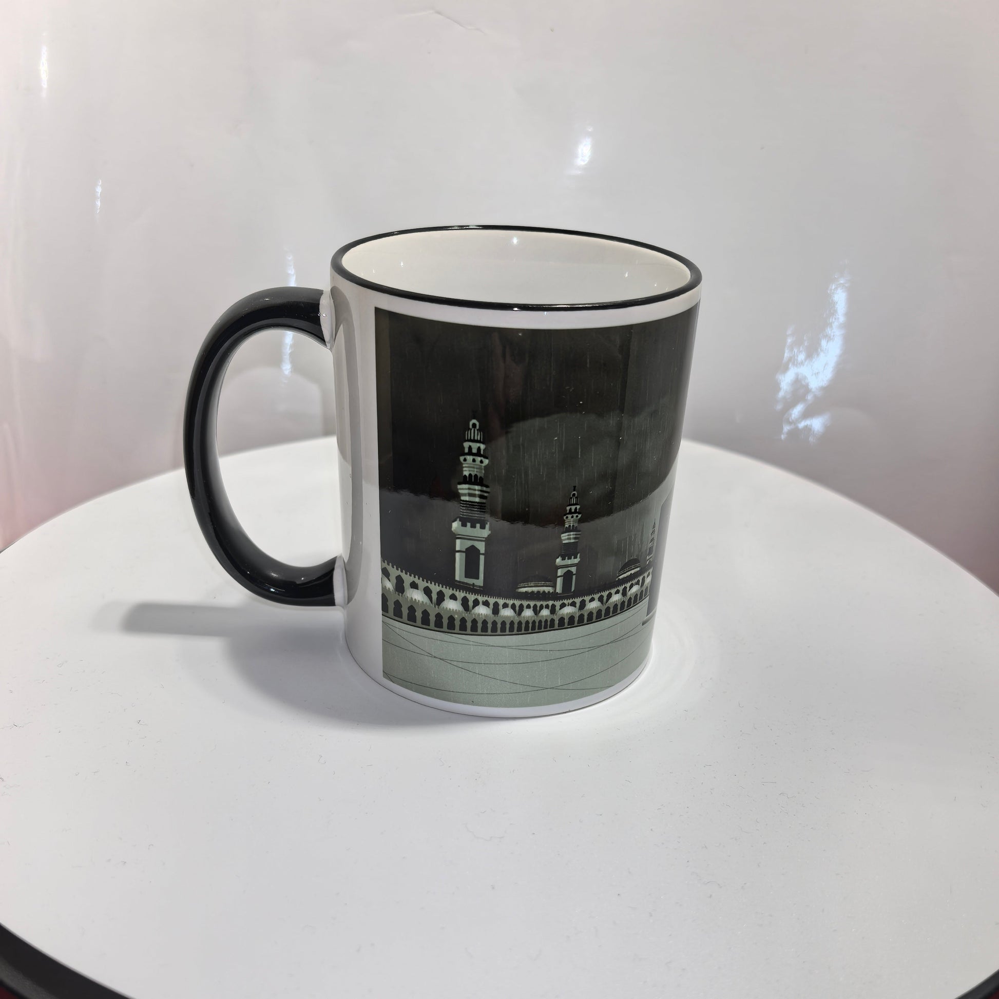 „Detailansicht der Kaaba mit goldener Tür auf weißer Tasse – spirituelles Souvenir“