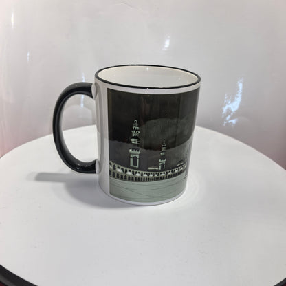 „Detailansicht der Kaaba mit goldener Tür auf weißer Tasse – spirituelles Souvenir“