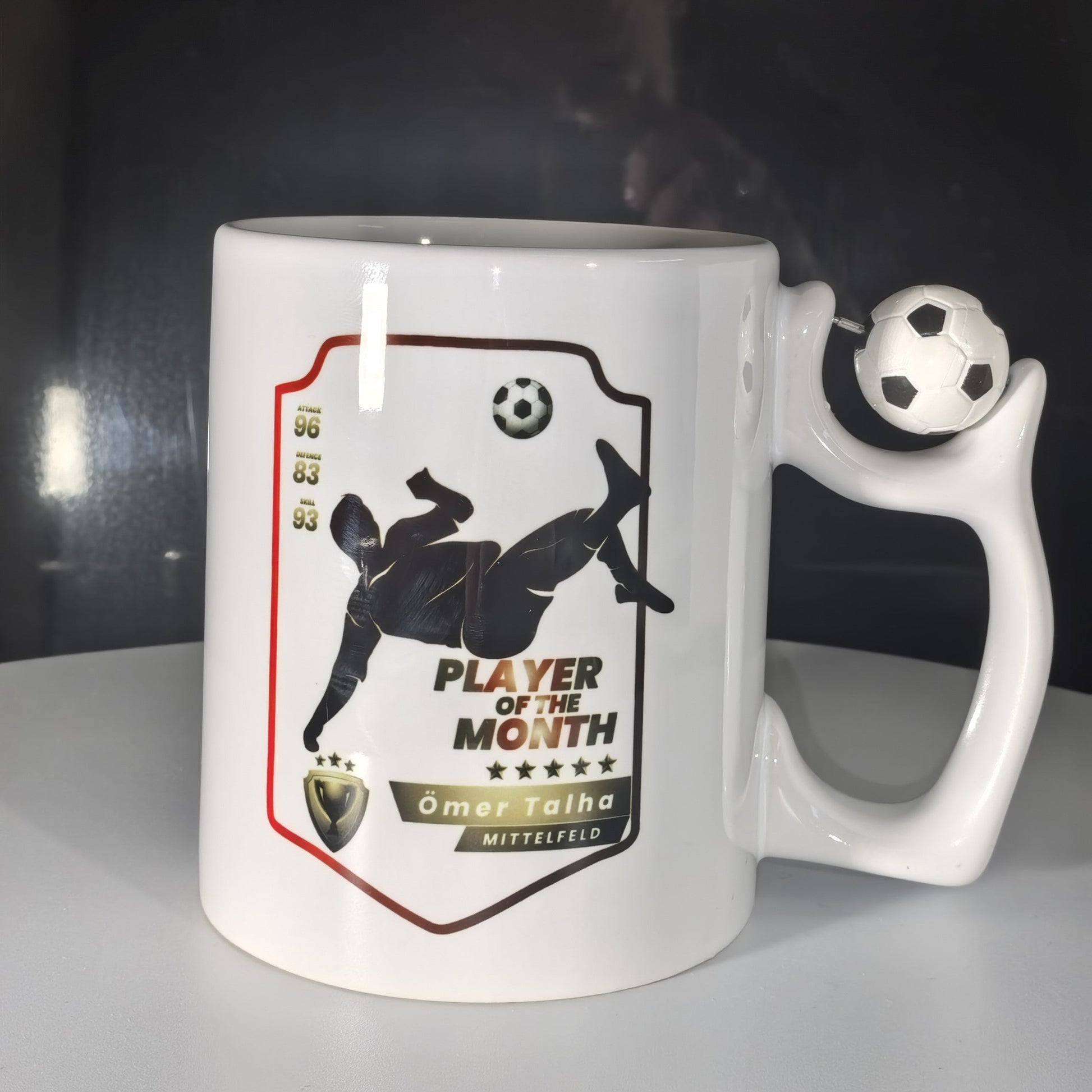 Personalisierte Fußball Tasse im Spielerkarte-Design mit Fußball-Henkel und Wunschname