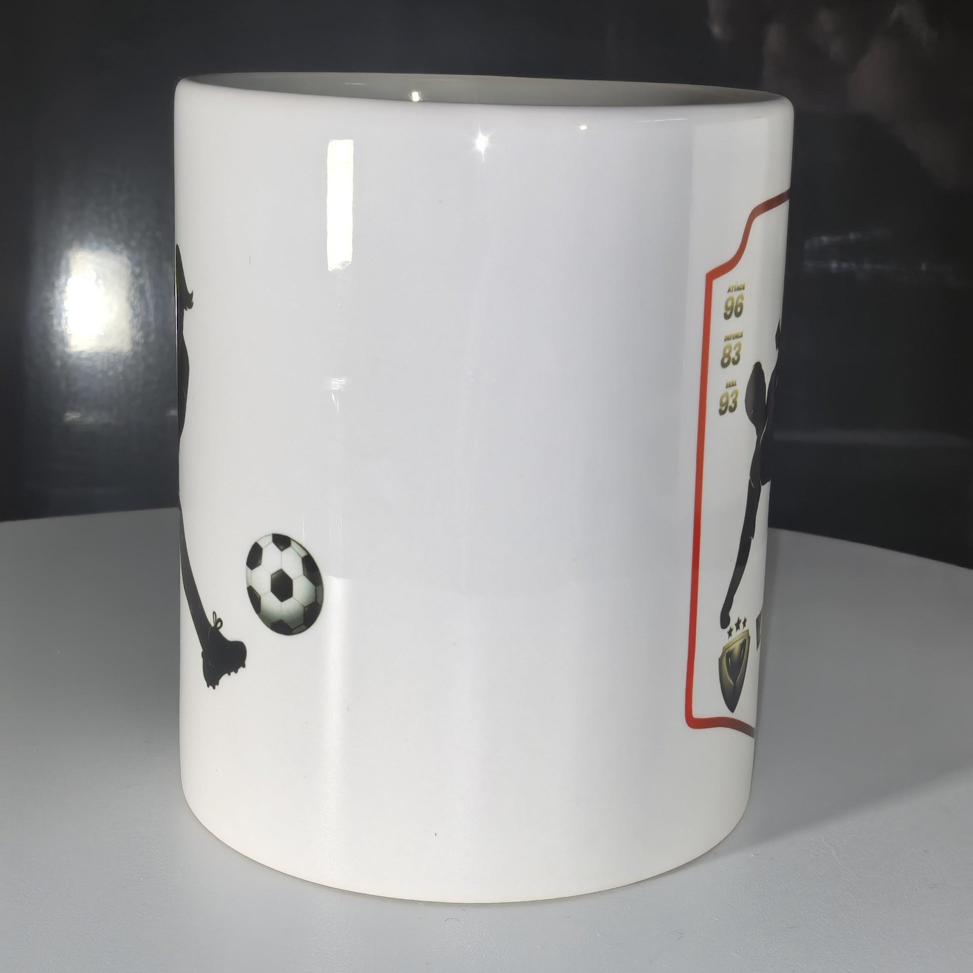 Fußball Tasse personalisiert mit Spielersilhouette und Fußball-Henkel.
