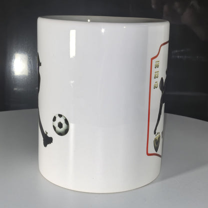 Fußball Tasse personalisiert mit Spielersilhouette und Fußball-Henkel.