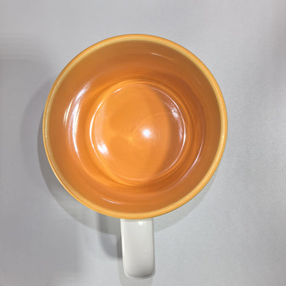 „Festliche Keramiktasse Frohe Weihnachten mit individuellem Namen – gelber Innenrand“