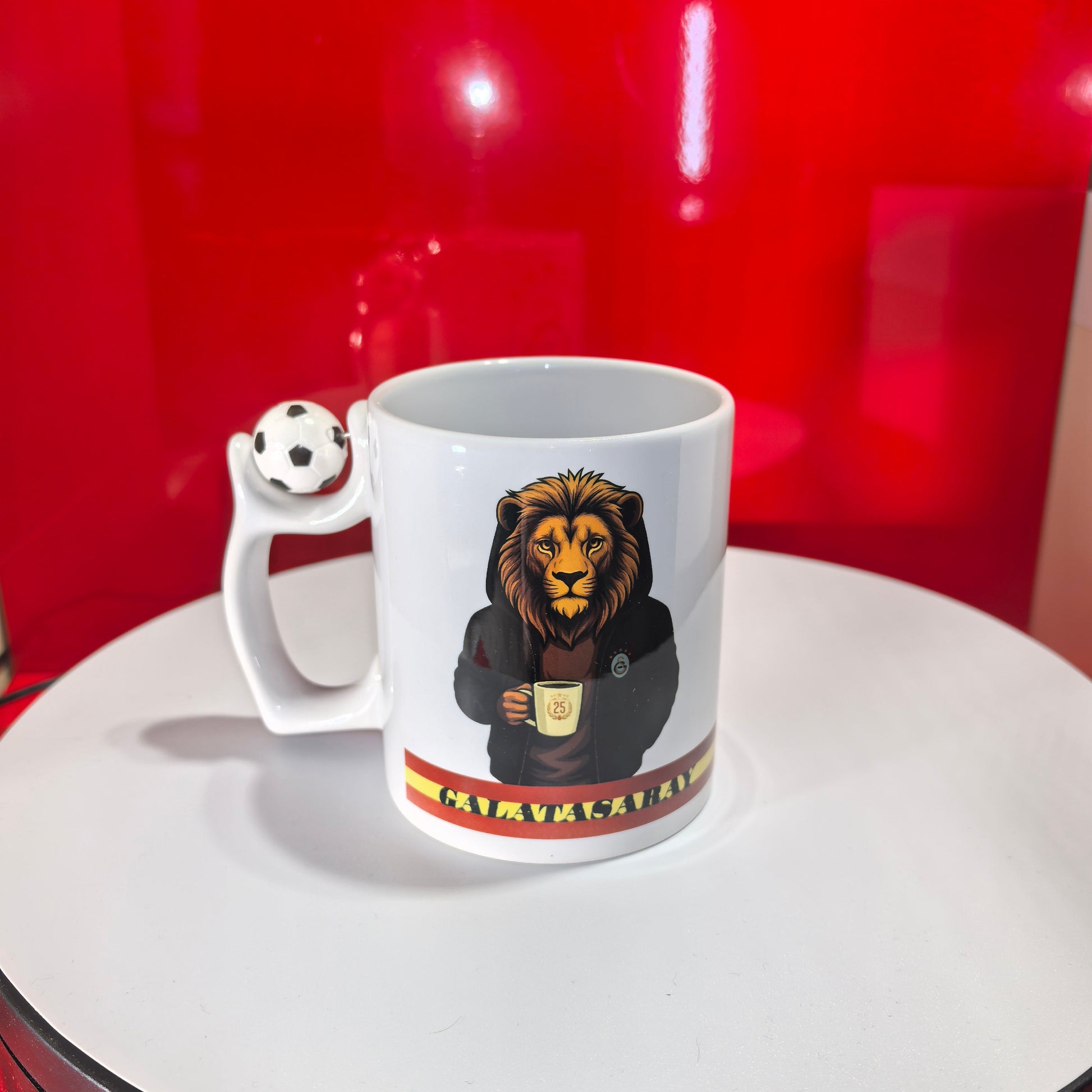 Galatasaray Fan-Tasse mit coolem Löwen-Motiv (Maskottchen) und Fußball am Henkel.