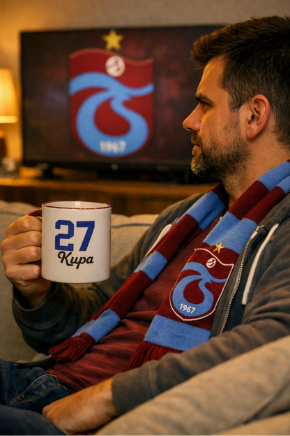 Trabzonspor Fan-Tasse 27 Kupa – Fan mit Schal hält Tasse beim Spielschauen

