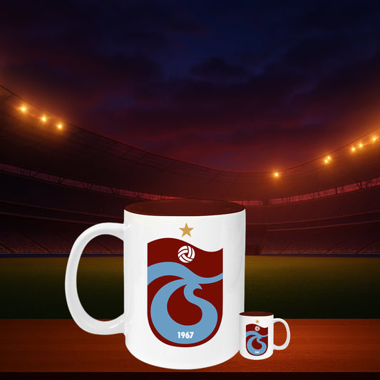 Das ist eine sehr schöne Tasse mit dem Logo von Trabzonspor (TS)! Das Logo zeigt das Emblem des Vereins mit der Zahl 1967 und einem Fußball oben.