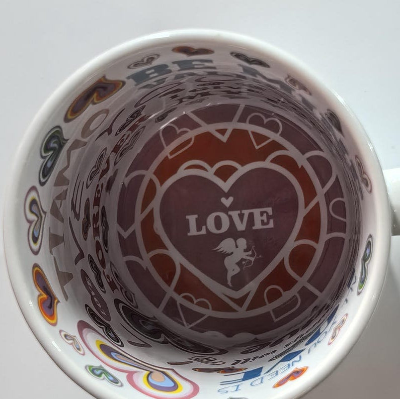 Valentinstag Tasse Innenansicht mit "LOVE" und "All you need is love" Schriftzug.