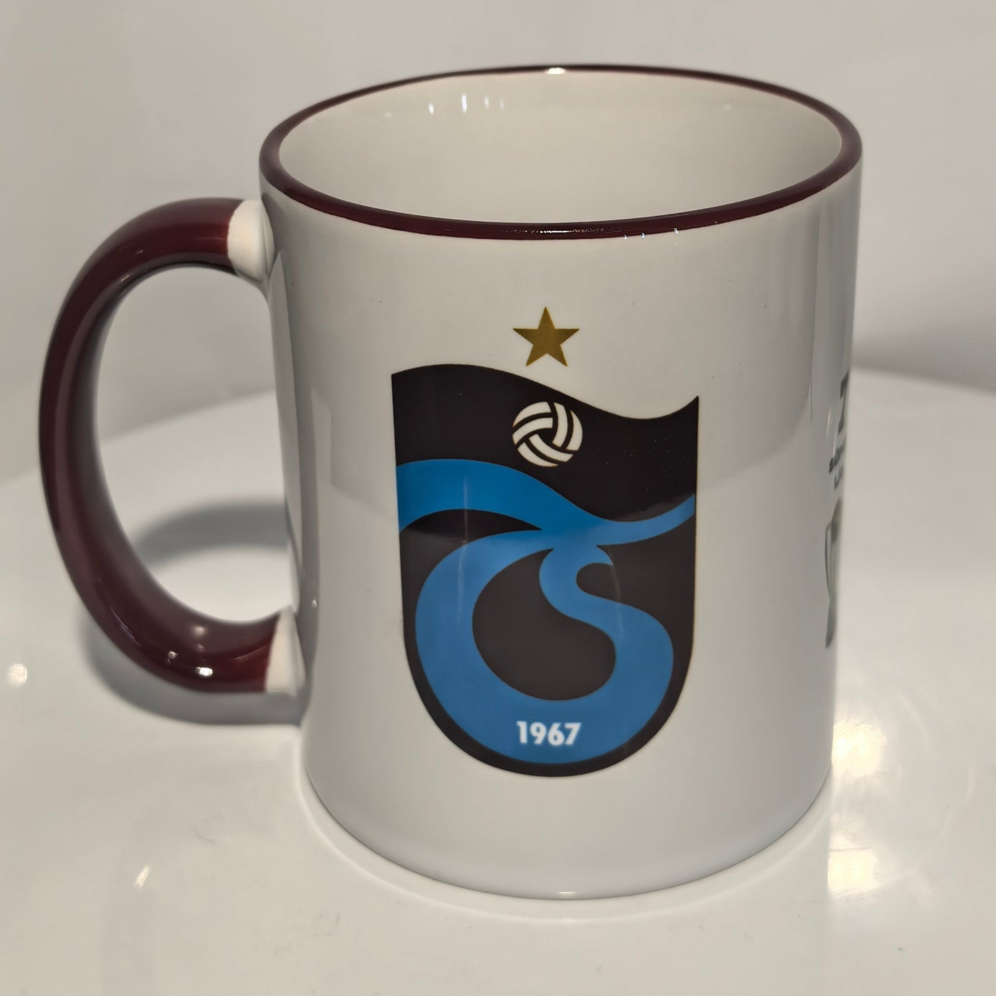 Vereinswappen-Seite: Trabzonspor Fan-Tasse mit offiziellem Vereinswappen 1967 und goldenem Stern – Bordo-Mavi Design