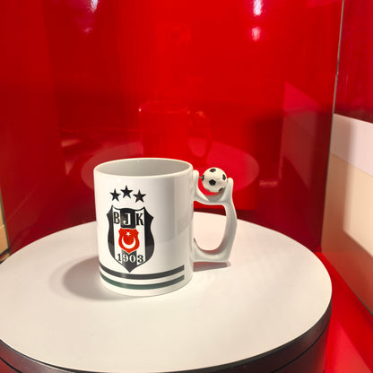 Weiße Beşiktaş Fan-Tasse mit offiziellem BJK-Logo und einem Fußball-Detail am Henkel.