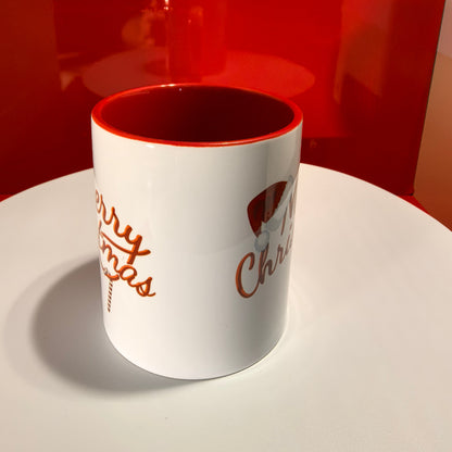 Bring festliche Stimmung in dein Zuhause mit dieser liebevoll gestalteten „Merry Christmas“-Tasse von Atelier 67.