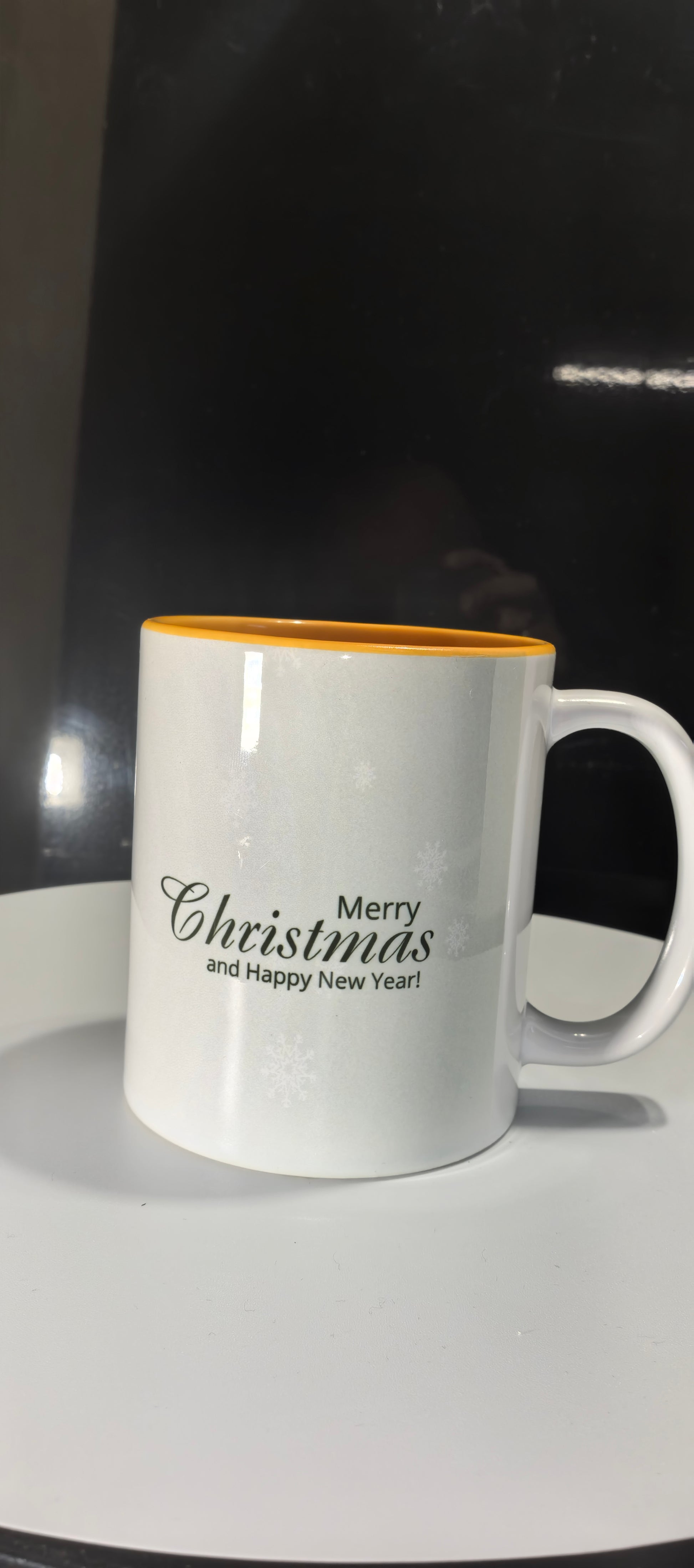 Weihnachtstasse goldgelb mit Spruch "Merry Christmas and Happy New Year!".