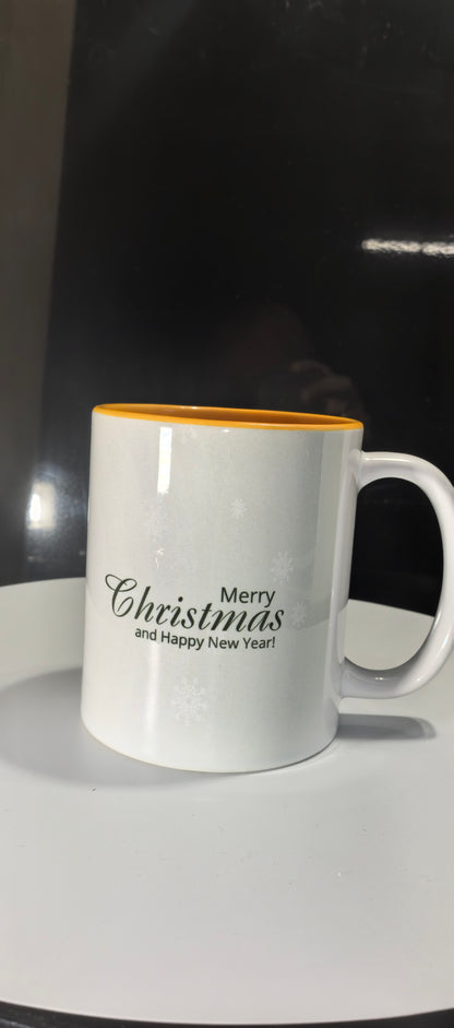 Weihnachtstasse goldgelb mit Spruch "Merry Christmas and Happy New Year!".