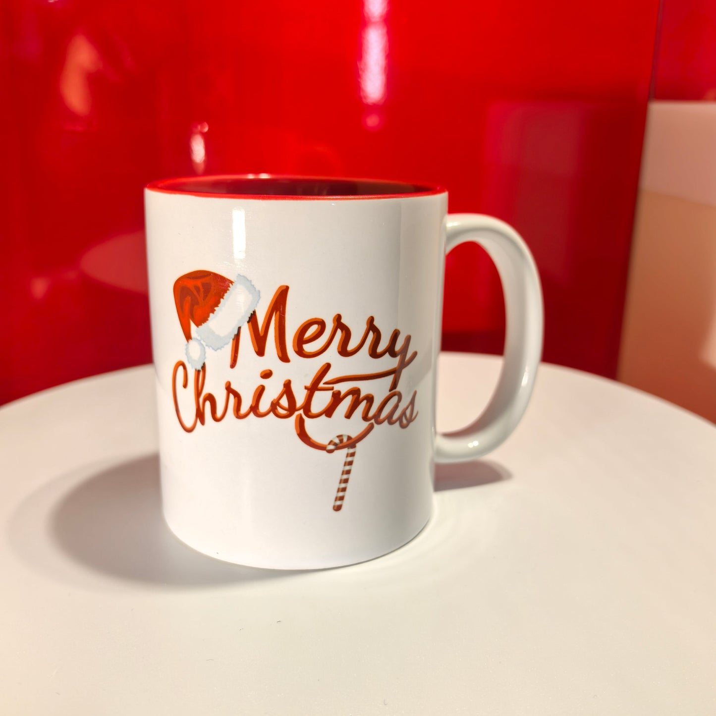 Weihnachtstasse mit Dezember-Kalender und festlichen Motiven.