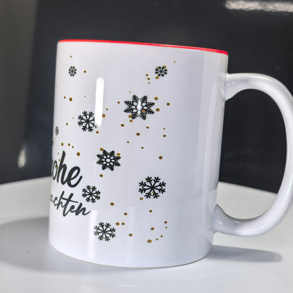 Seite der Weihnachtstasse mit goldenen und schwarzen Schneeflocken und rotem Rand.