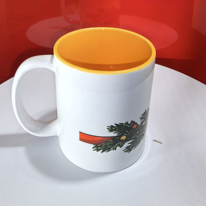 „Weihnachtstasse mit rotem Band und personalisiertem Text – Atelier 67 Design“