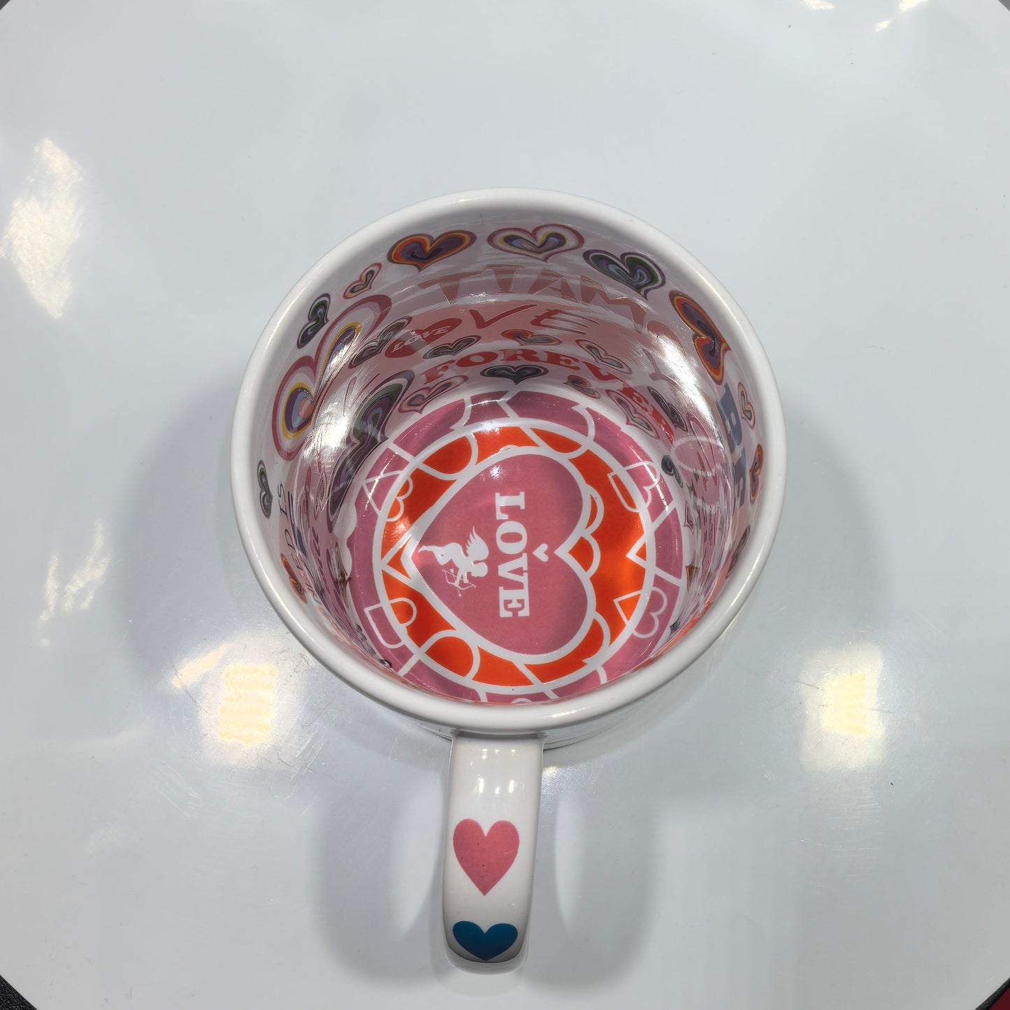 Diese liebevoll gestaltete Tasse ist das perfekte Geschenk zum Valentinstag.