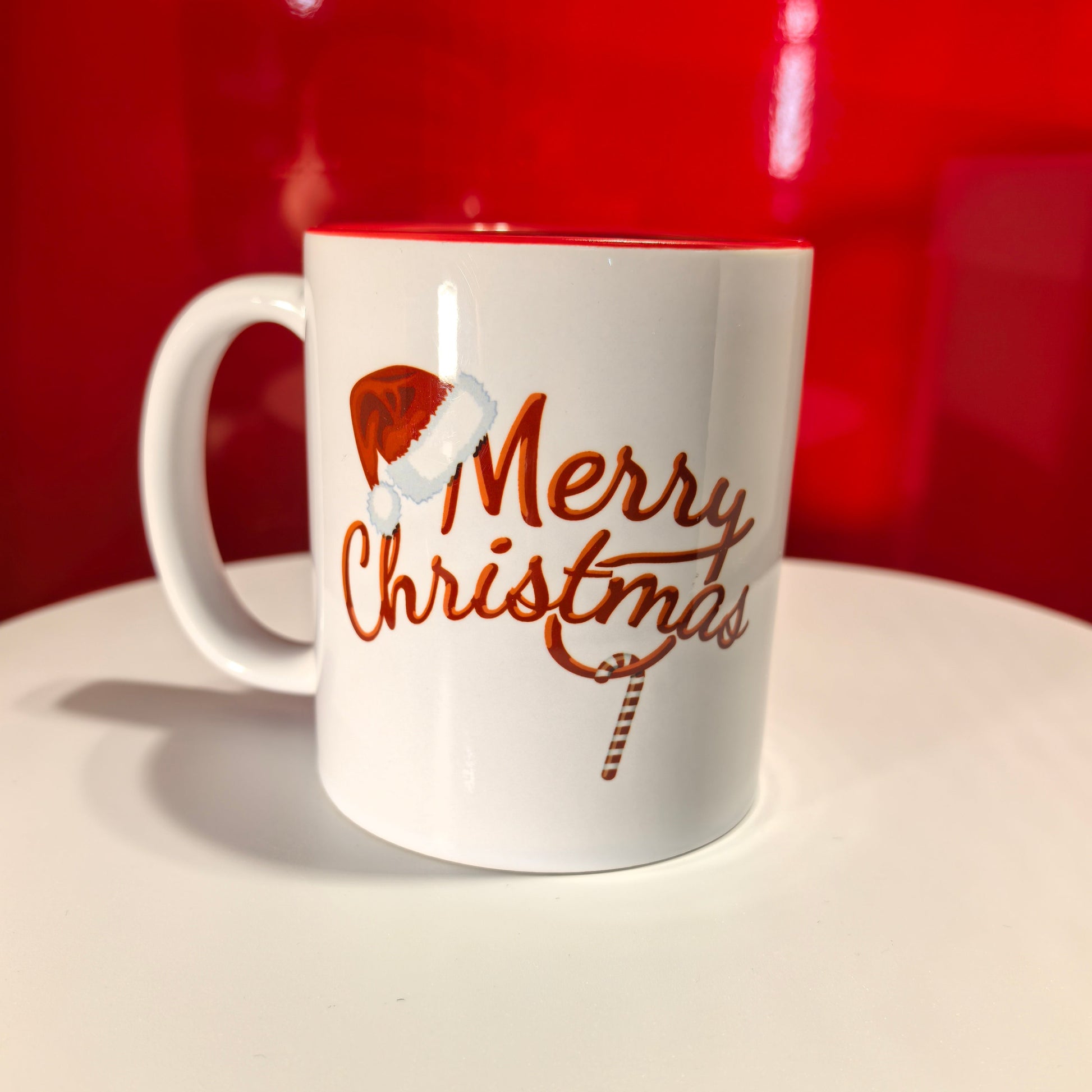 Weihnachtstasse mit Dezember-Kalender und festlichen Motiven.