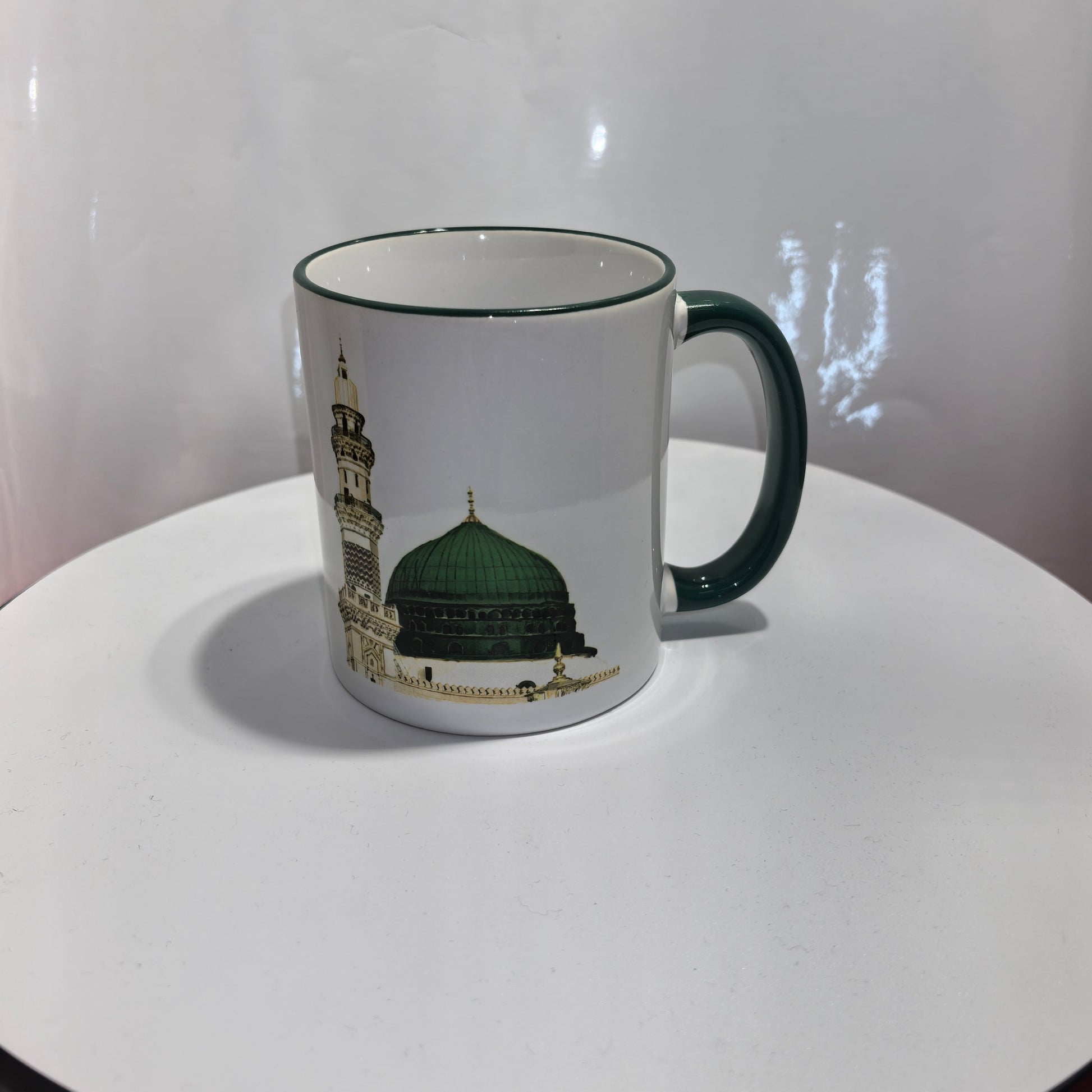 „Detailansicht der Medina-Moschee auf weißer Tasse mit grünem Rand – islamisches Design“