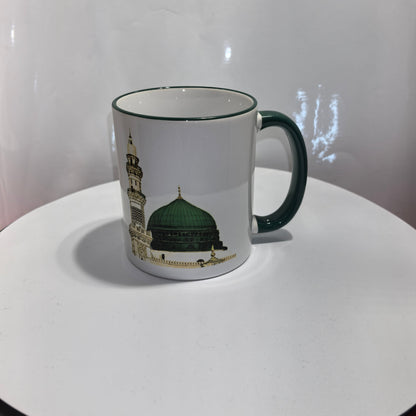 „Detailansicht der Medina-Moschee auf weißer Tasse mit grünem Rand – islamisches Design“