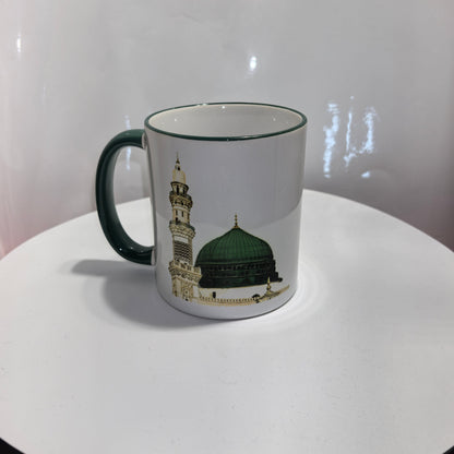 „Keramiktasse mit Illustration der Prophetenmoschee in Medina – grüner Henkel und Kuppelmotiv“