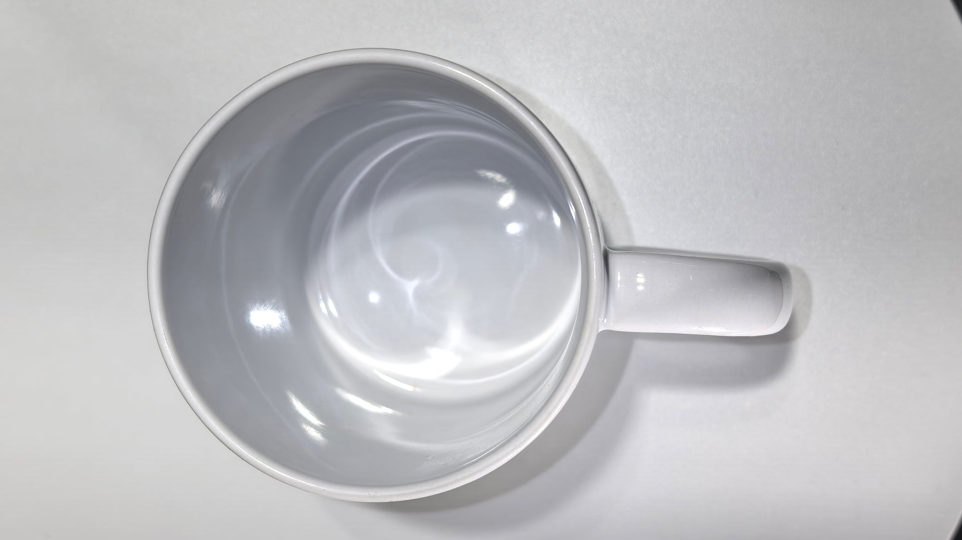 Blick in die weiße Innenseite der eleganten Weihnachtstasse.