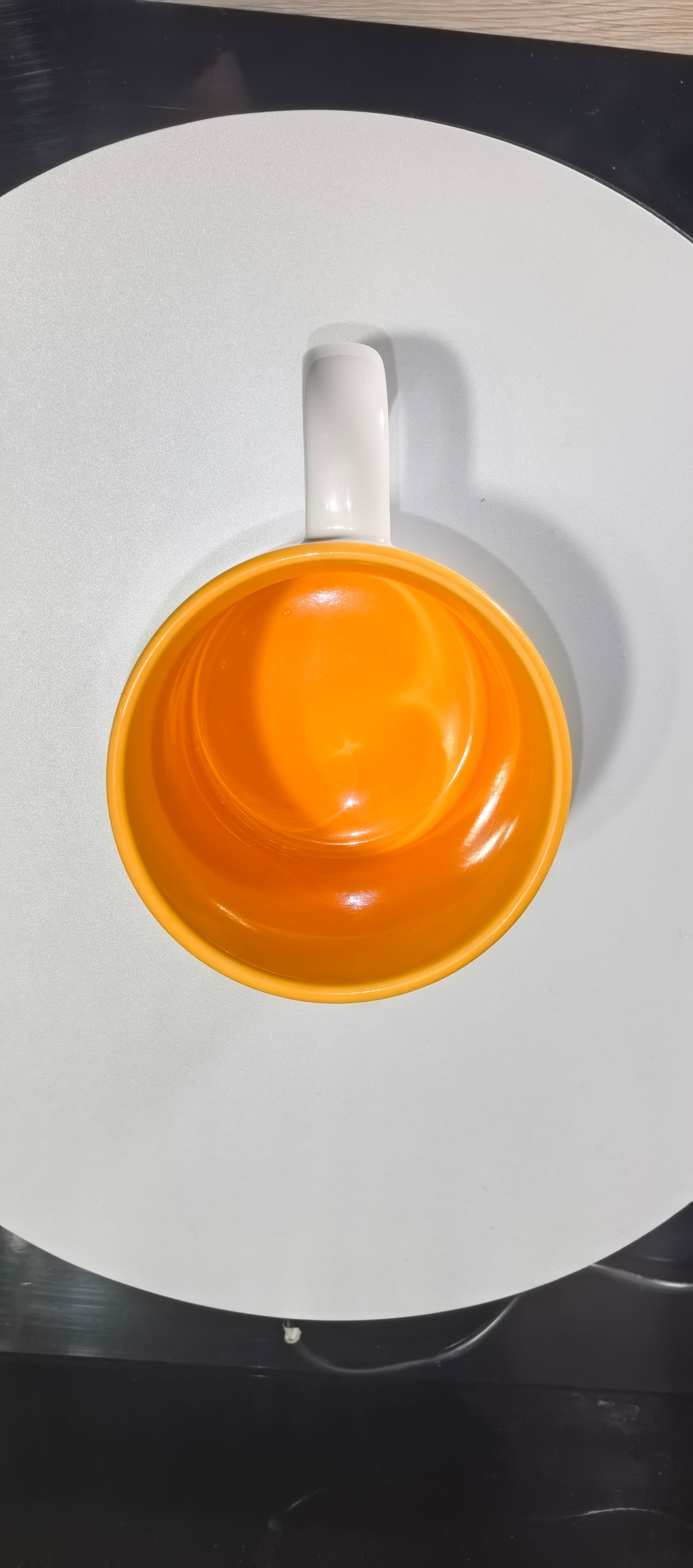 Blick in die leuchtend Goldgelb Farbene Innenseite der lustigen Schneemann Tasse.