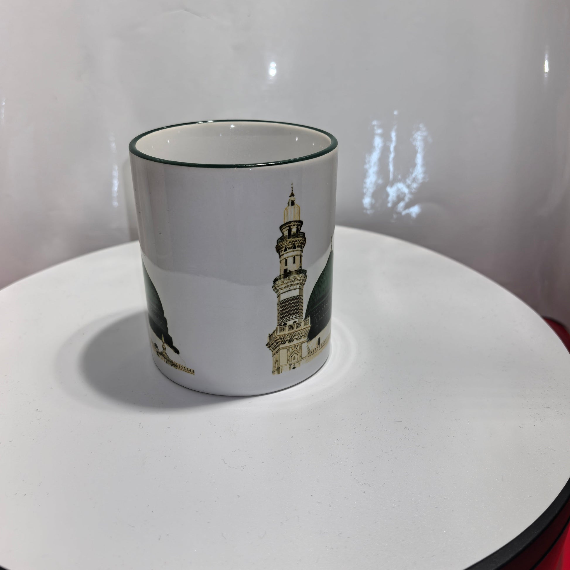„Kulturinspirierte Tasse mit grüner Kuppel und Minarett – islamisches Architekturmotiv“