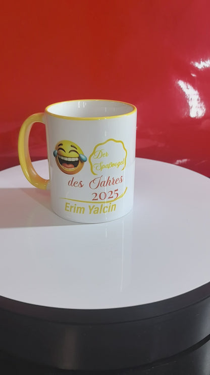 Spaßvogel des Jahres – Personalisierte Tasse mit Emoji - Wunschname – Lustiges Geschenk für Freunde & Kollegen