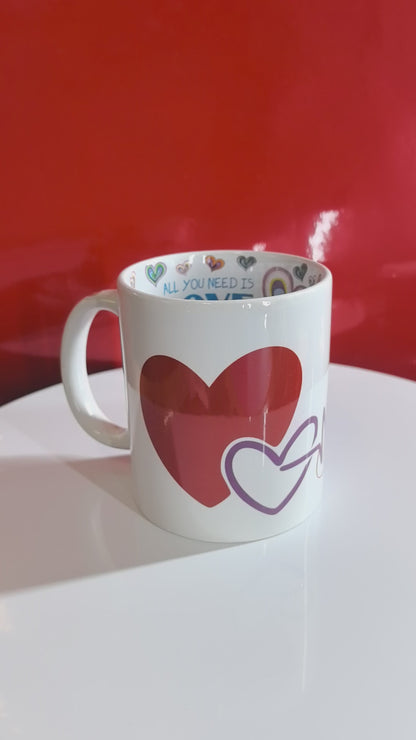 Personalisierte Tasse "LOVE" mit Namen – Herz-Design & Bunten Herzen am Henkel, "Geschenk für Freundin/Partner"