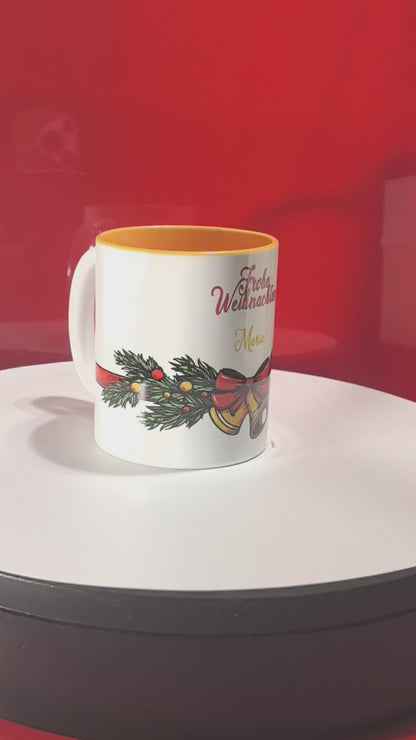 Personalisierbare Weihnachtstasse mit Wunschname – Festliches Design mit Glocken & Tannenzweigen